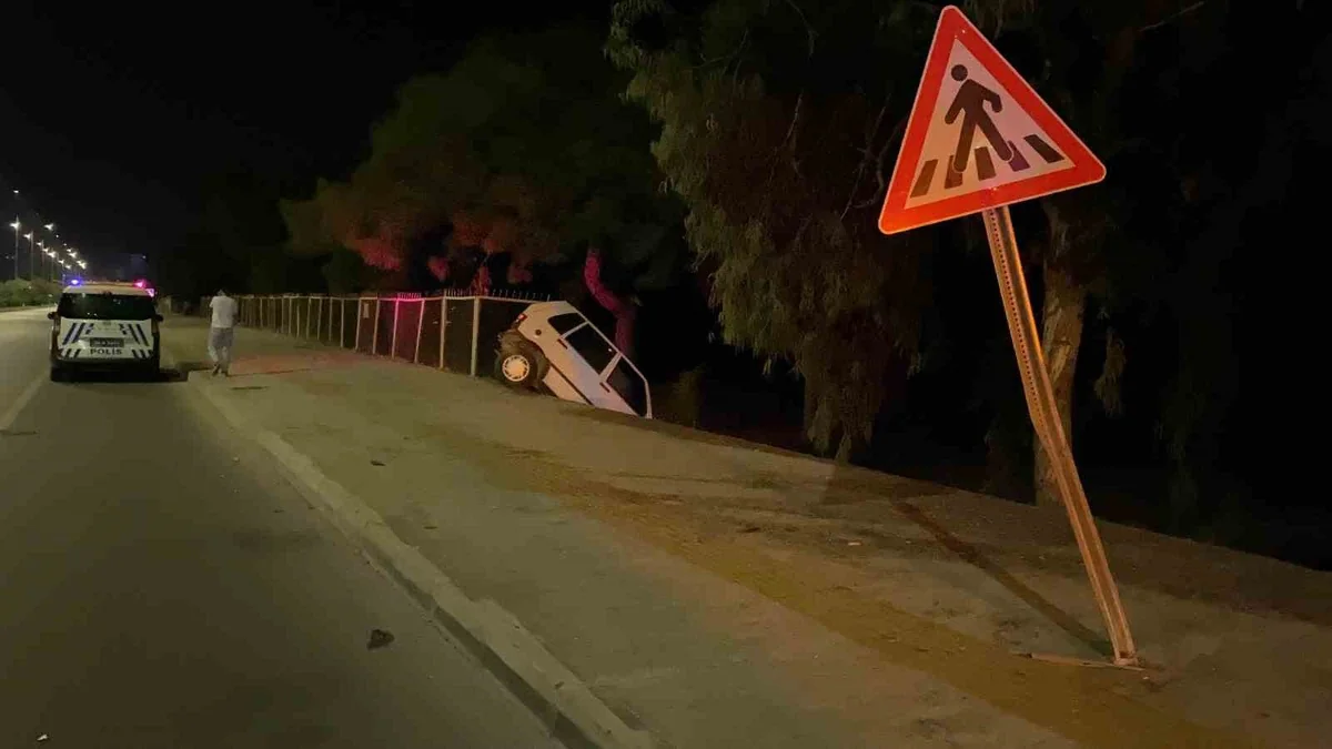 Mersin Erdemli'de otomobil tabiat parkında askıda kaldı, 2 kişi hafif yaralandı