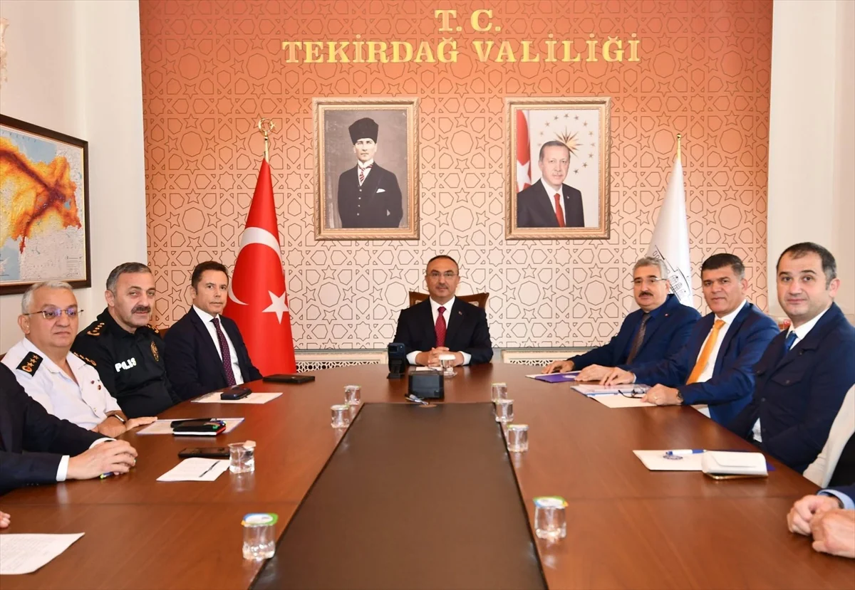 Tekirdağ'da üniversite öğrencilerinin ulaşımı için Vali Soytürk toplantı yaptı