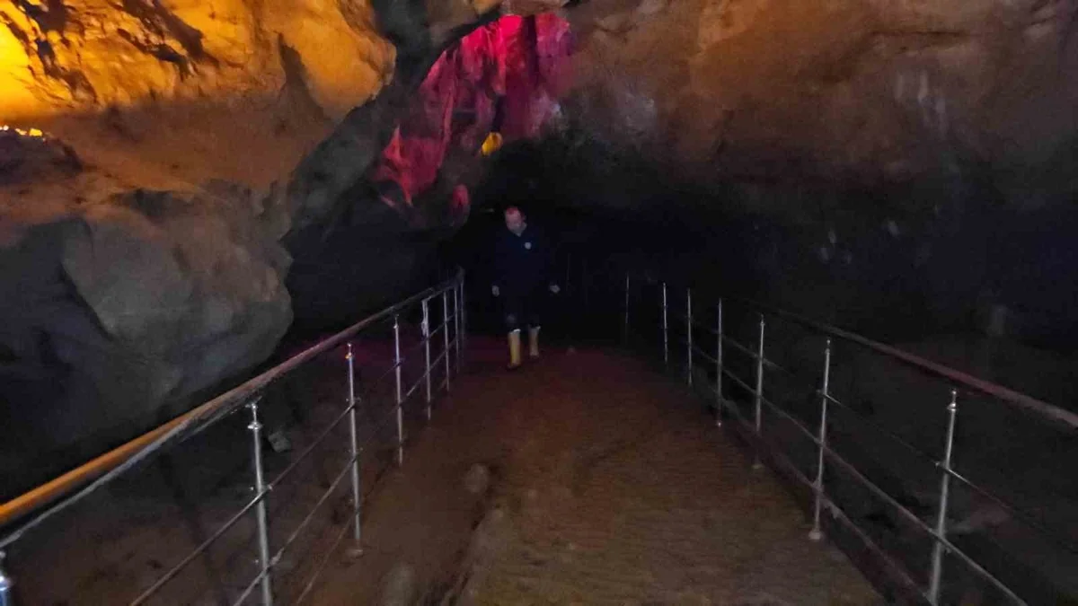 Zonguldak'ta yağış sonrası su ve çamurla dolan Gökgöl Mağarası'nda temizlik başladı