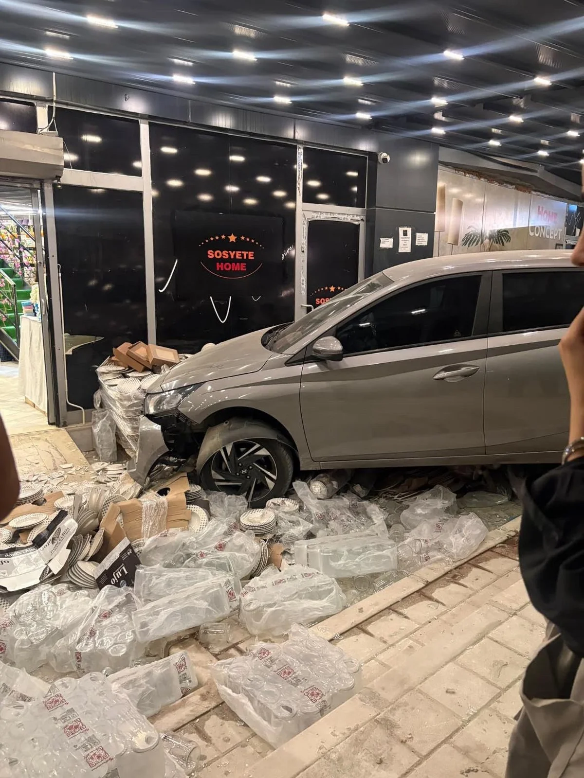 Adana Sarıçam'da iki otomobil aynı mağazaya peş peşe girdi, kazada 2 kişi yaralandı