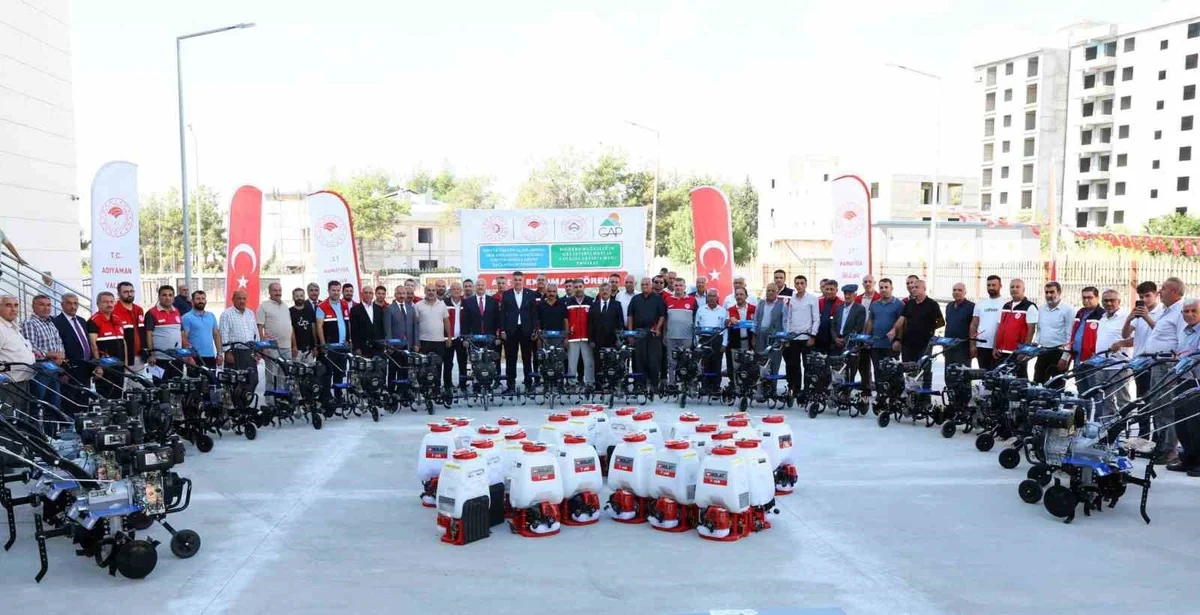 Adıyaman'da çiftçilere 229 çapa makinesi, 142 budama makası ve 142 sırt pompası dağıtıldı