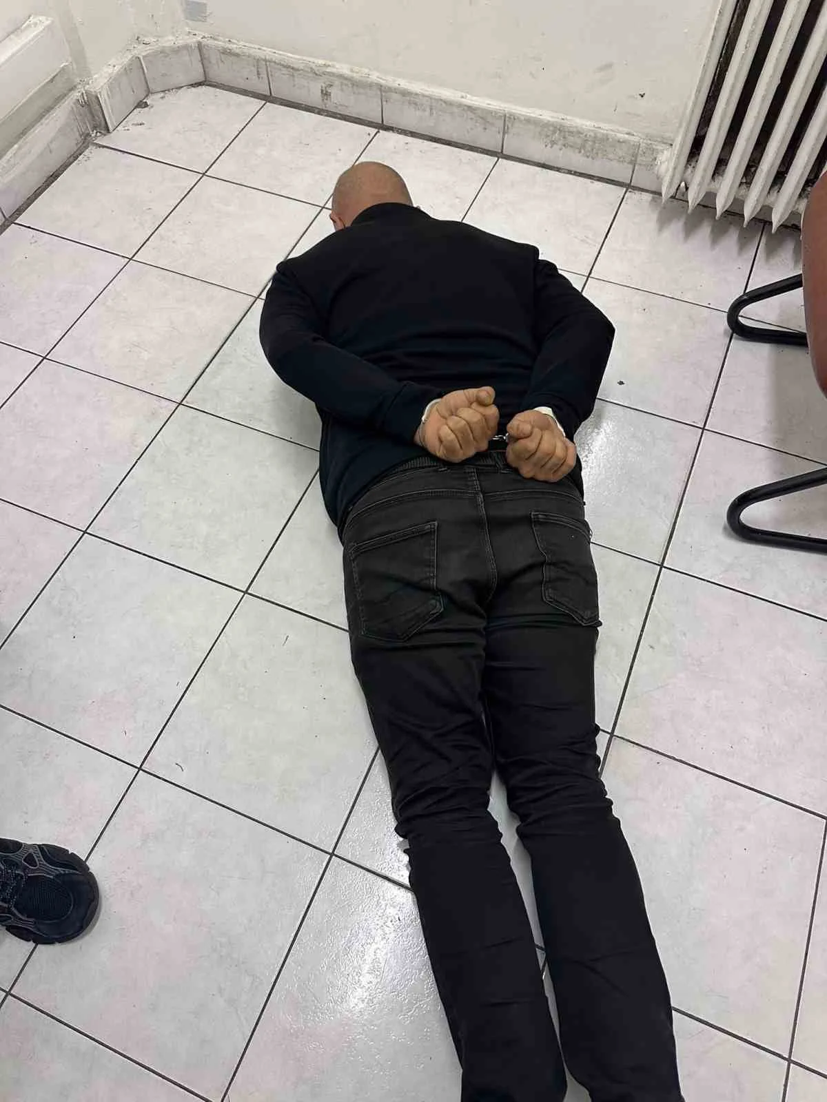 Ankara Keçiören'de komşusunu darbedip silahla tehdit eden 3 şüpheli tutuklandı