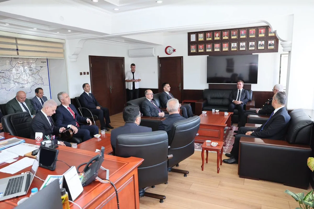 Erzincan Valisi Aydoğdu, Jandarma Komutanı Altundarak'a taziye ziyaretinde bulundu.