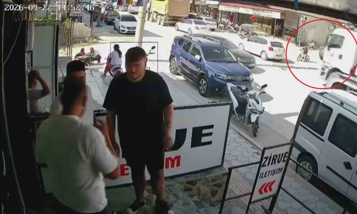 Hatay'da hafriyat kamyonunun kör noktasındaki bisikletli çocuk saniyelerle ölümden döndü