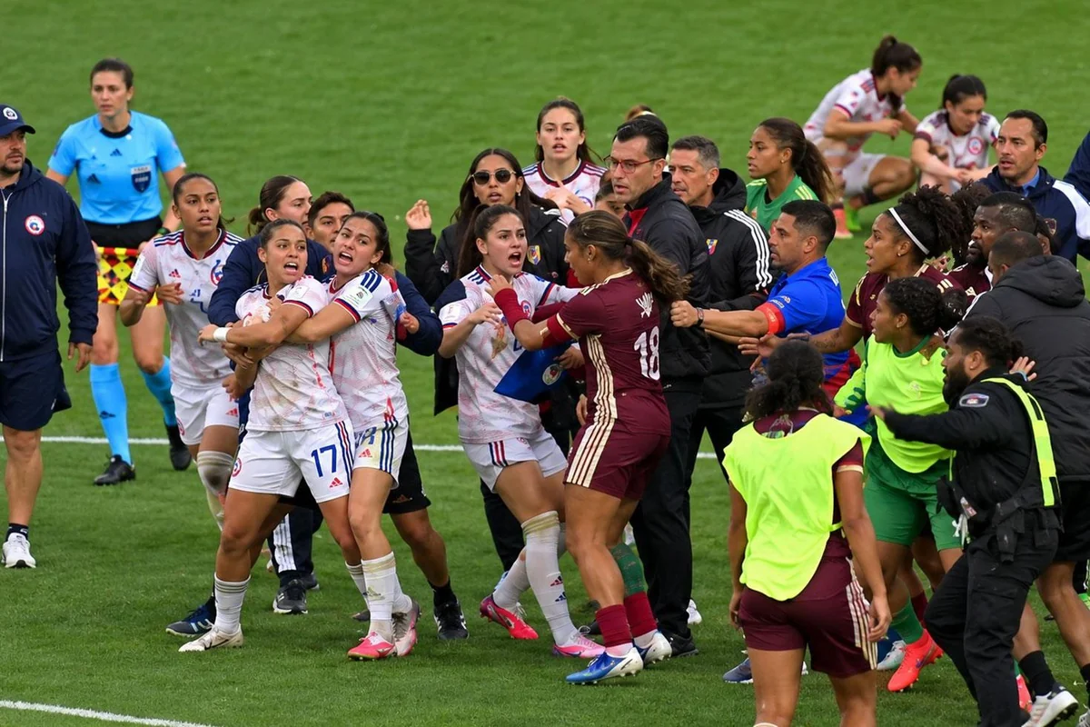 Kadın futbolunda şaşkına çeviren final! Maç bitti, kavga başladı