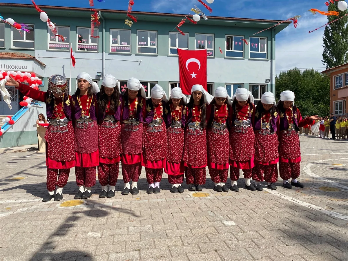 Malatya Doğanşehir'de İlköğretim Haftası Ertuğrul Gazi İlkokulu'nda törenle kutlandı