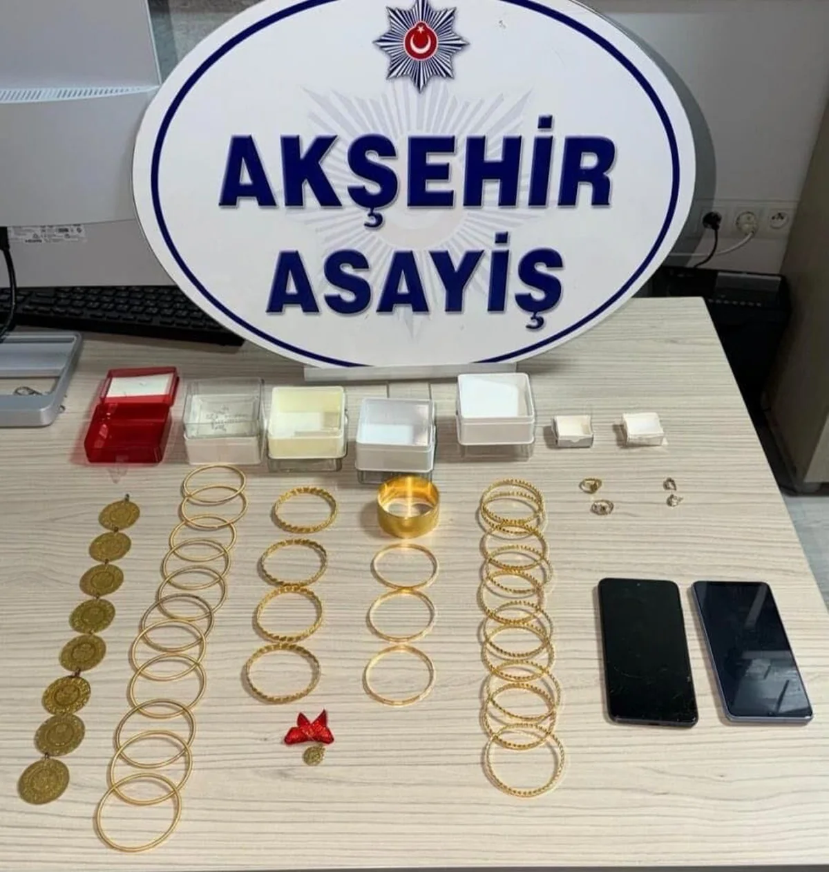 Manisa Kırkağaç'ta polis taklidi 2 şüpheli 6 milyon TL'lik altınla yakalandı