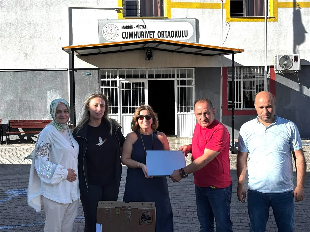 Mardin Midyat'ta Cumhuriyet Ortaokulu'na vakıf bilgisayar ve yazıcı desteği verdi