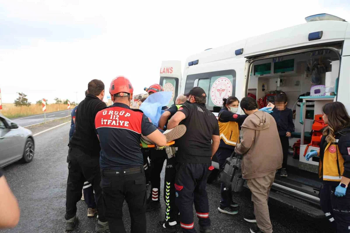 Nevşehir'de otomobil aynı yöndeki araca çarptı, 2'si çocuk 6 kişi yaralandı