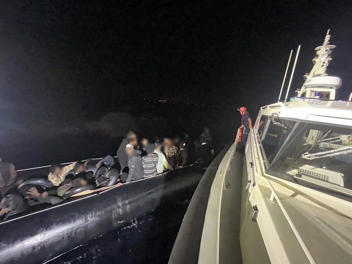 Sahil Güvenlik, İzmir'in Menderes ve Çeşme açıklarında 56 düzensiz göçmen yakaladı