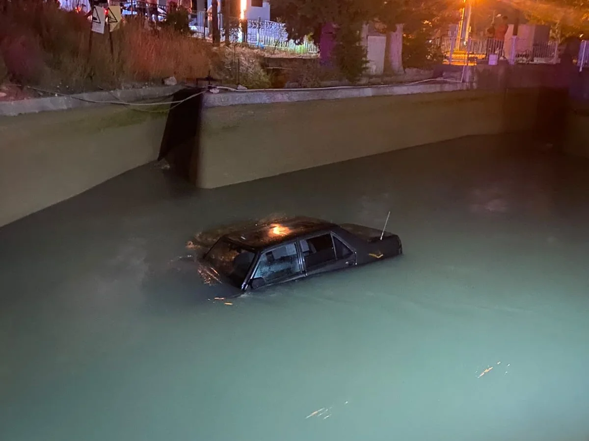 Silifke'de kanala düşen otomobil, kendini vince bağlayan şahısla birlikte çıkarıldı