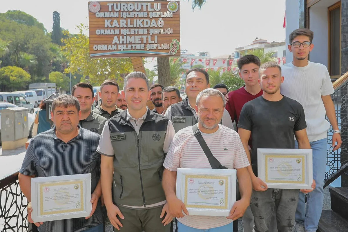 Turgutlu'da yangın söndürme çalışmalarına destek veren 8 vatandaşa plaket verildi