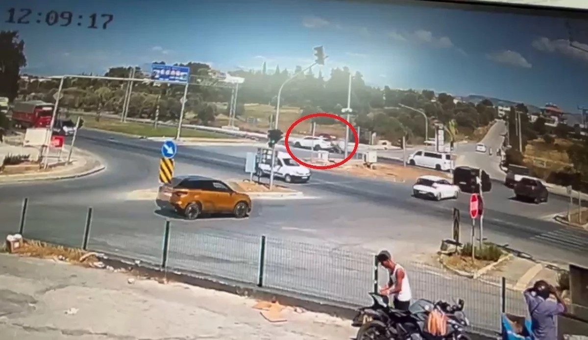 Antalya Manavgat'ta kırmızı ışık ihlali kazaya neden oldu, 2 kişi yaralandı