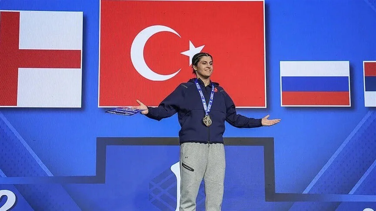 Bakan Bak, Avrupa Boks Şampiyonası'nda 10 madalya kazanan milli boksörleri tebrik etti.