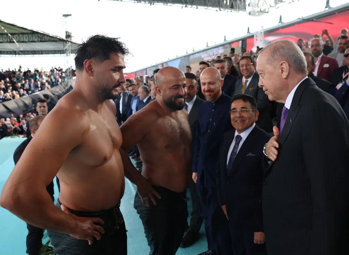 Cumhurbaşkanı Recep Tayyip Erdoğan, Atatürk Havalimanı Millet Bahçesi’nde düzenlenen Yağlı Güreş Cumhurbaşkanlığı Kupası final müsabakasını takip etti.