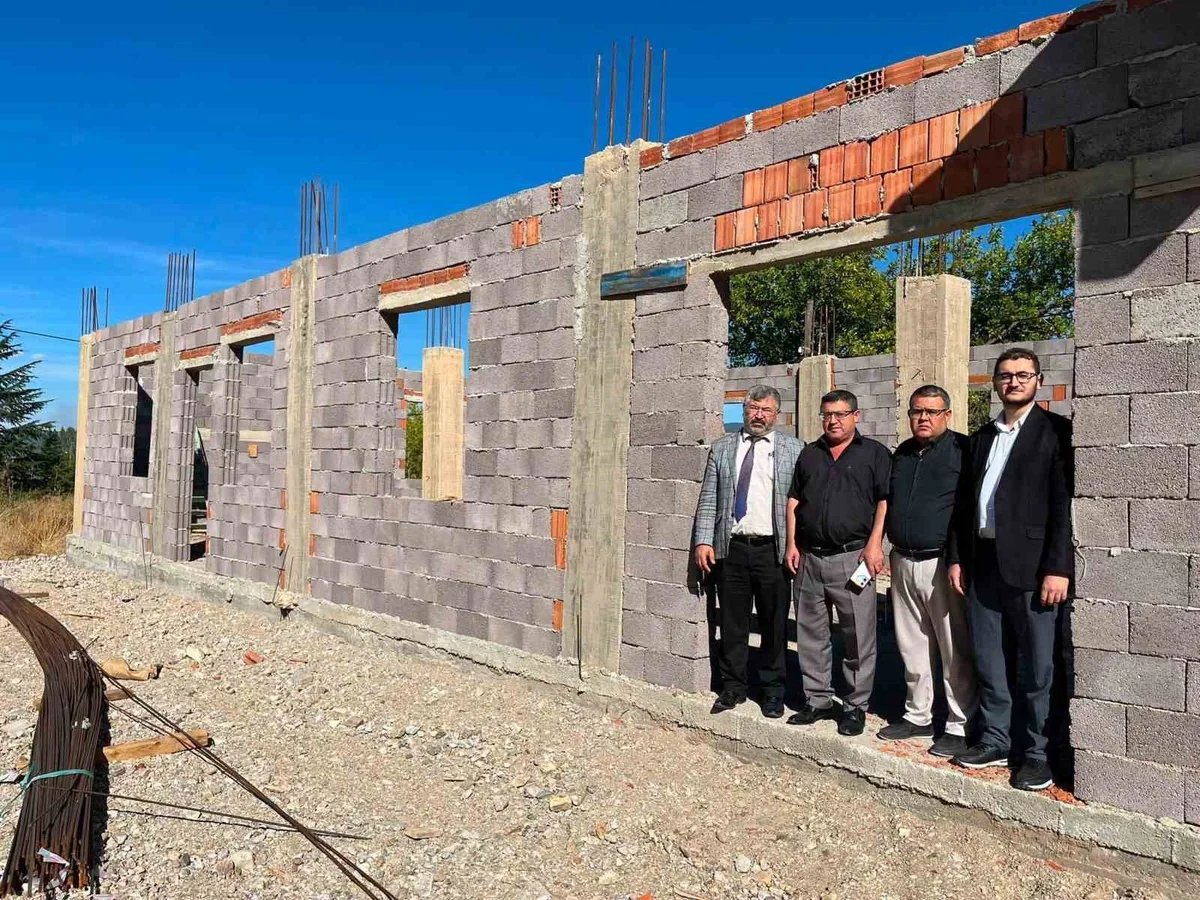 Kütahya Hisarcık'ta İlçe Müftüsü Demirci, yapımı süren taziye evini inceledi