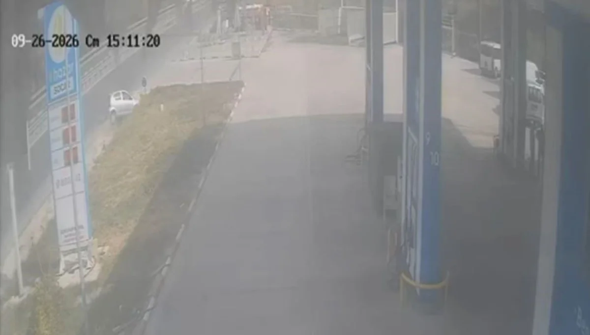 Söke'de otomobil duvara çarpıp yan yattı; kaza anı kamerada, 3 kişi yaralandı