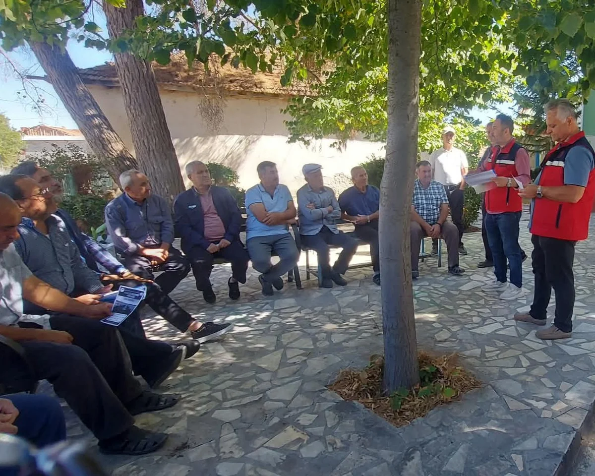 Uşak'ta tarım ekipleri köylerde üreticilere hayvansal üretime ilişkin bilgi veriyor
