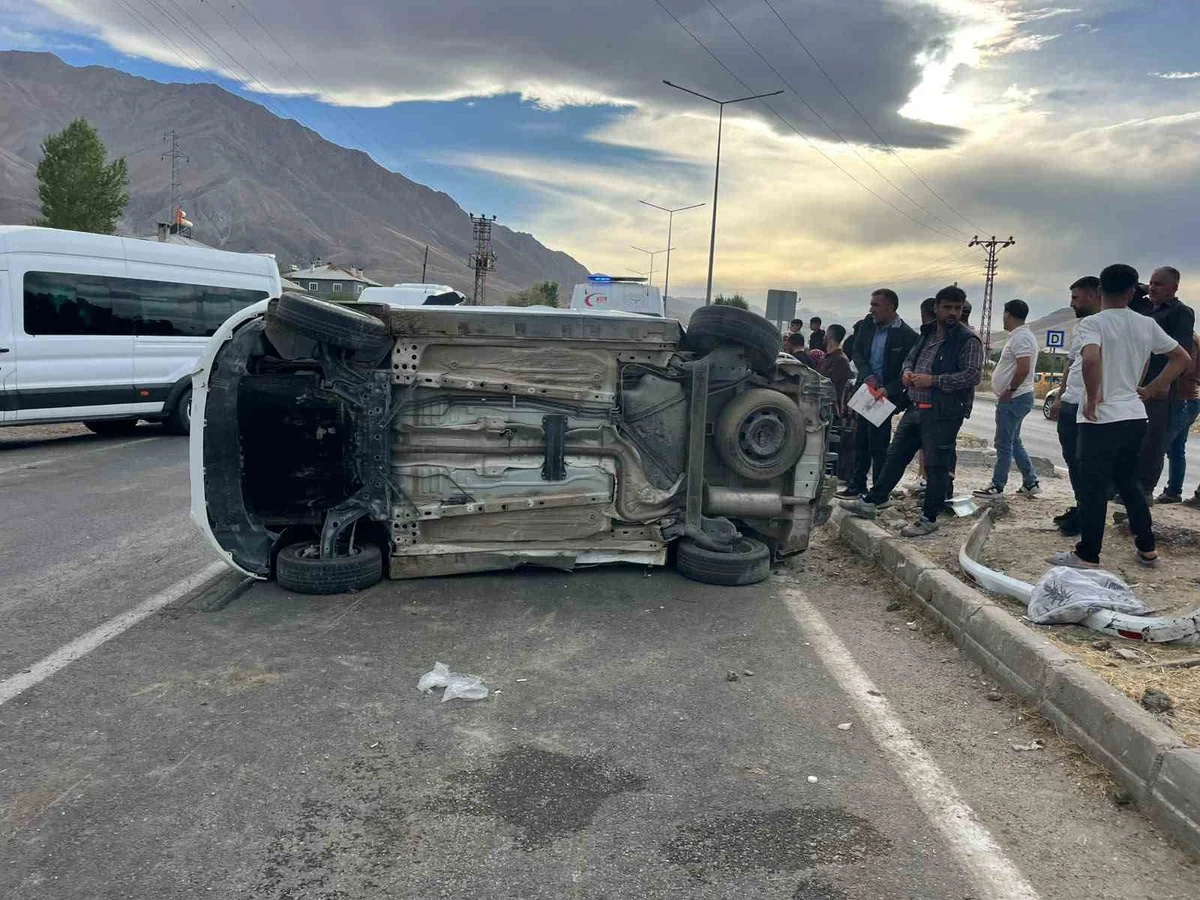 Van Gevaş'ta hafif ticari kamyonet ile kamyonetin çarpıştığı kazada 3 kişi yaralandı