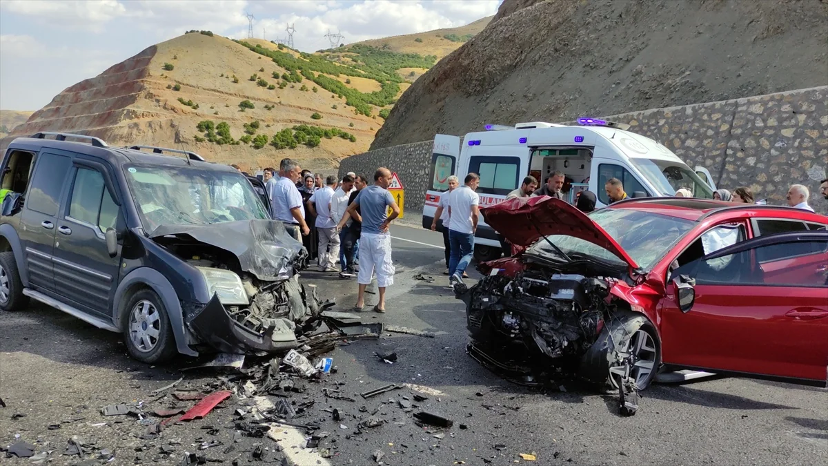 Bingöl Karlıova'da iki araç çarpıştı, 5 kişi yaralanarak hastaneye kaldırıldı