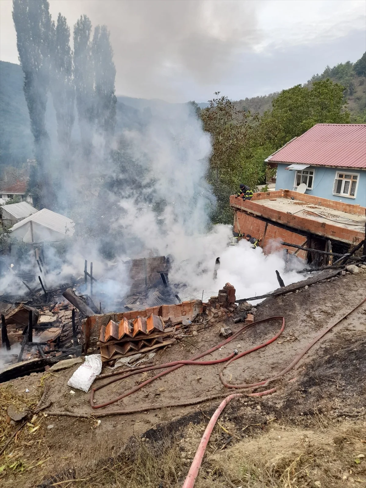 Kastamonu İnebolu'da yangında ahşap ev ve ahır yandı, 5 büyükbaş telef oldu