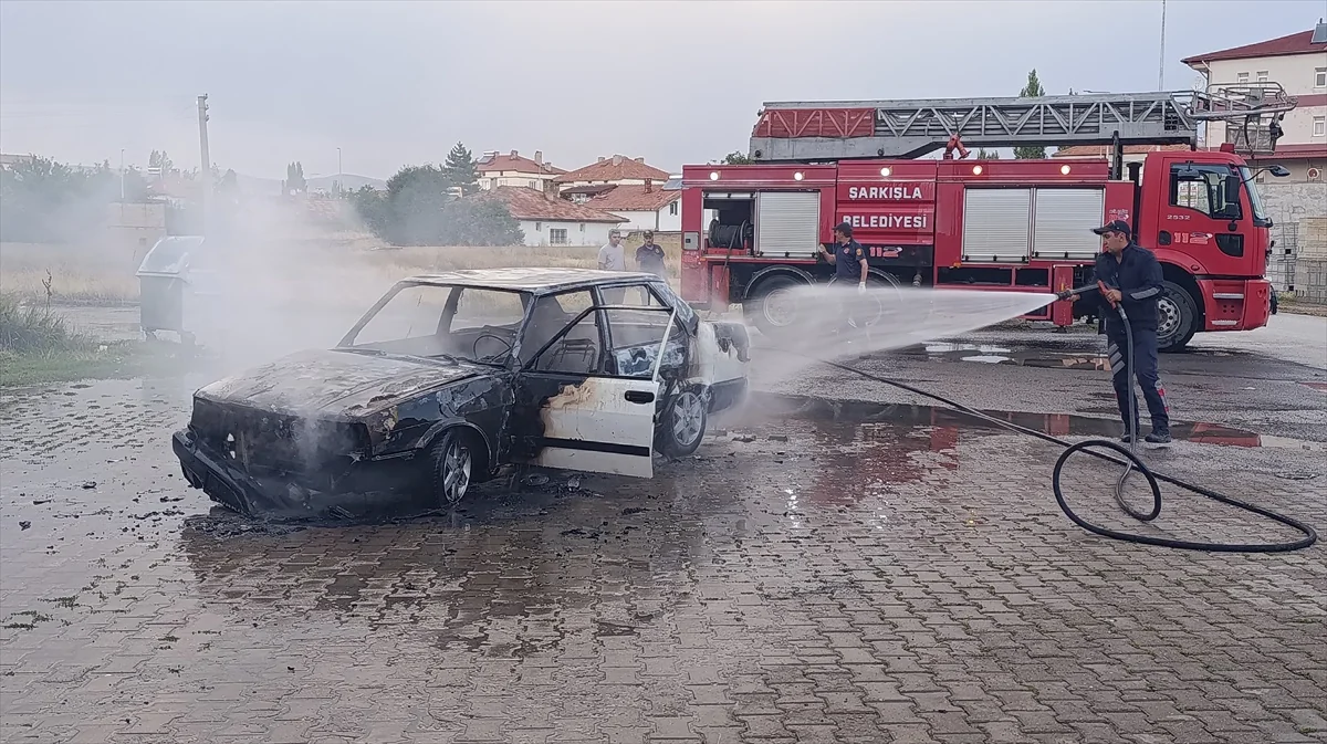 Sivas Şarkışla'da park halindeki plakasız otomobil yandı ve kullanılamaz hale geldi
