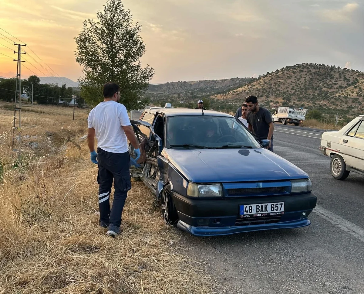Adıyaman Gölbaşı'nda otomobil ile minibüs çarpıştı, 2 kişi yaralandı