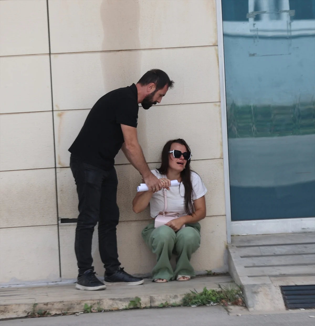 Antalya Manavgat'ta 2 kişiden birinin cenazesi morgdan alındı, ablası fenalık geçirdi