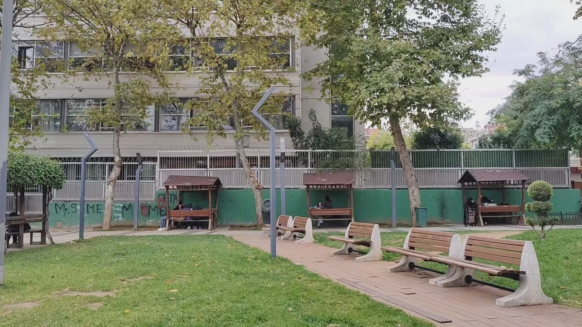Bayrampaşa'da polisten kaçan 2 şüpheli tabancayı 12 yaşındaki 2 çocuğa verdi! Silah çimenlerde bulundu