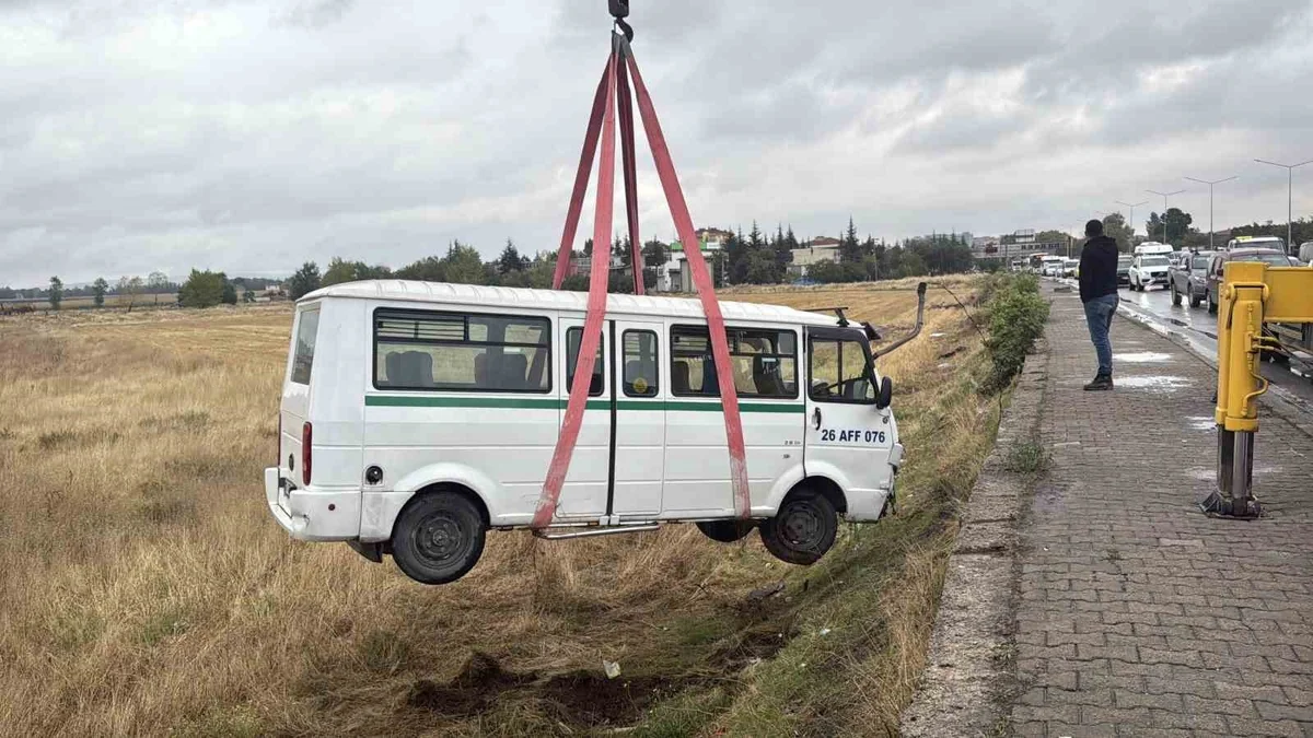 Eskişehir'de otomobil ile minibüs çarpıştı, minibüs tarlaya uçtu, 1 kişi yaralandı