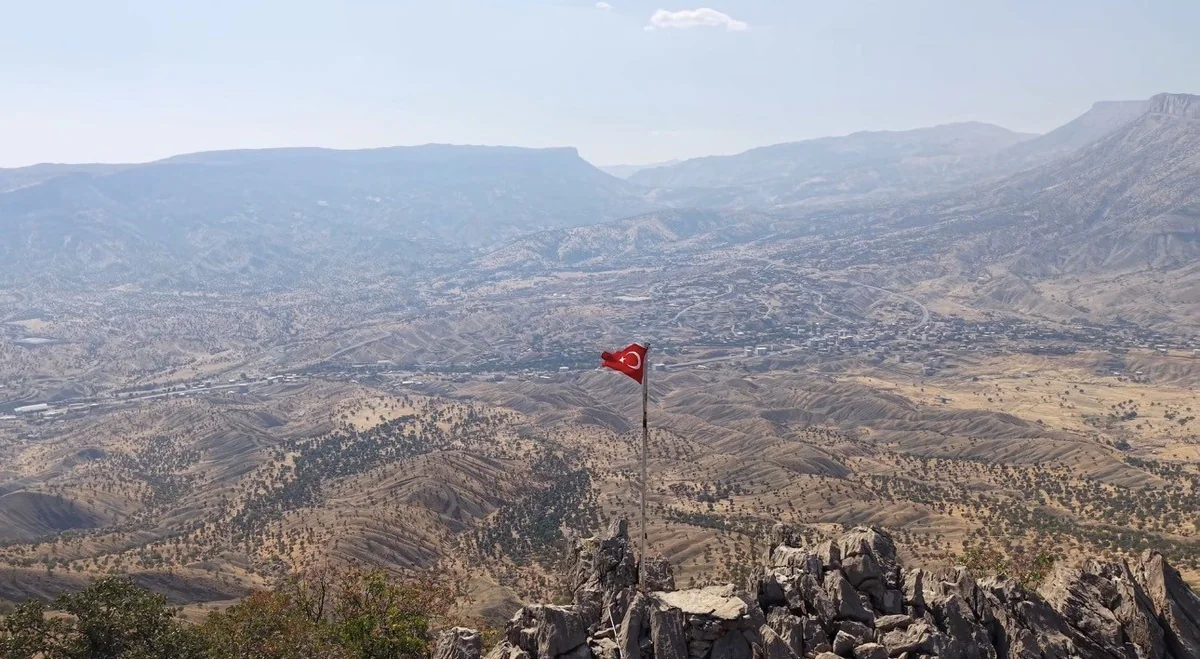 Hakkari Derecik'te yıpranan Türk bayrağı gazeteci tarafından yenilendi