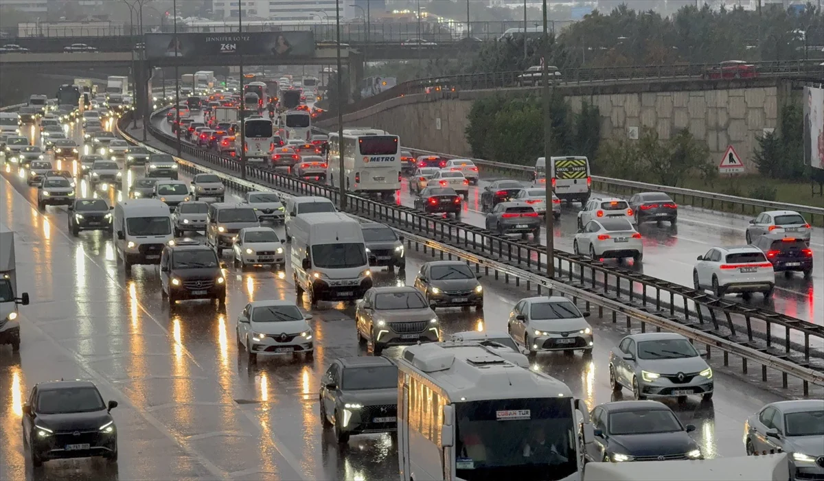 İstanbul'da yağışın da etkisiyle sabah saatlerinde trafik yoğunluğu