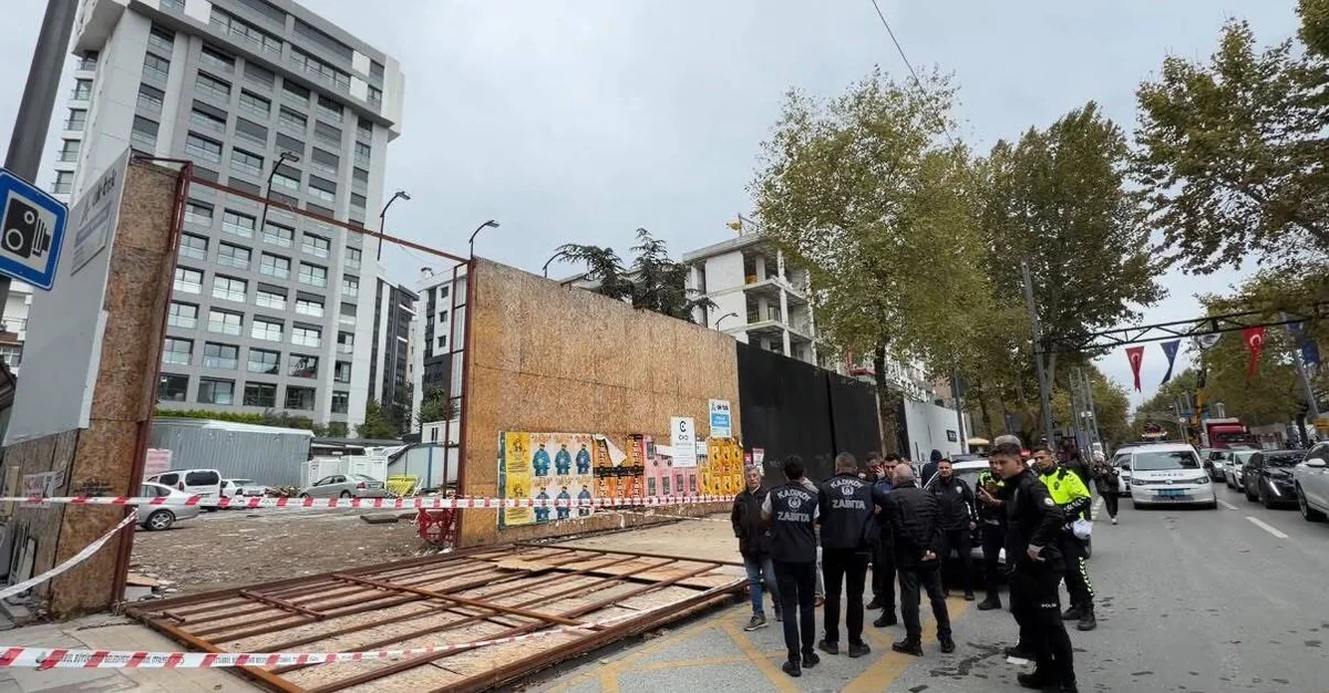 Kadıköy Suadiye'de inşaat koruma kaplaması 2 kişinin üzerine devrildi, 2 yaralı var