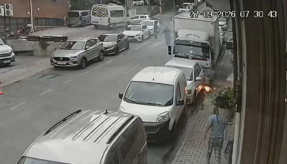 Kağıthane'de yeraltı kabloları yandı, sürücü aracını uzaklaştırırken patlama oldu