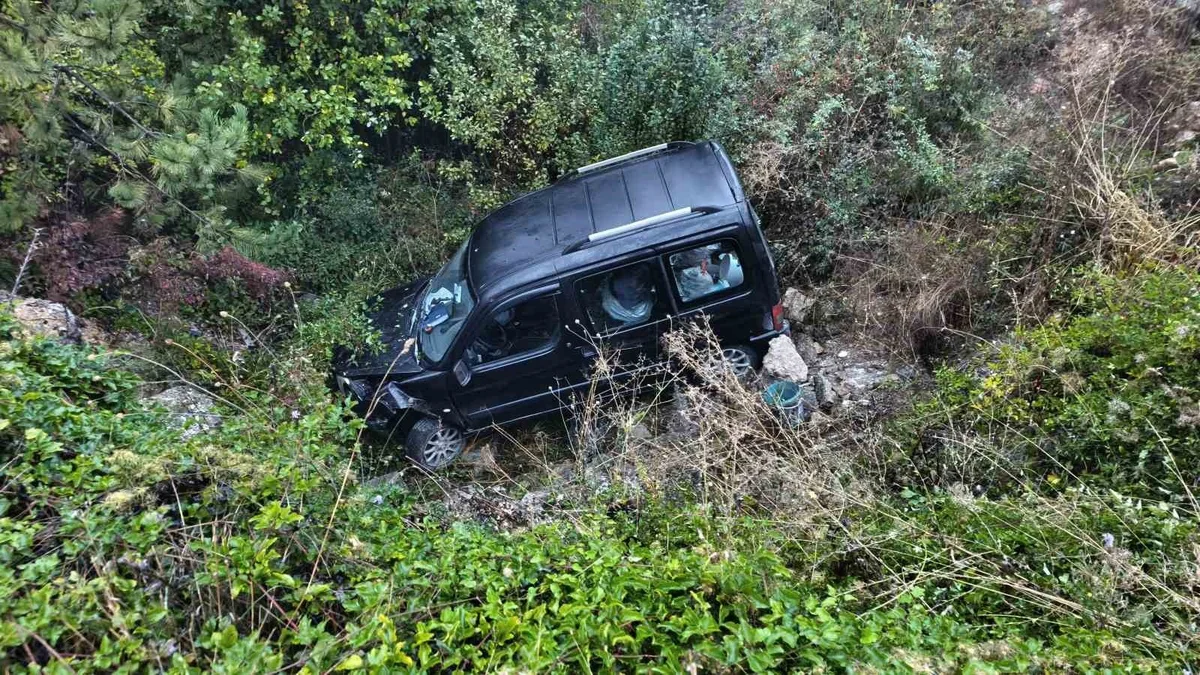 Karabük'te kaygan yolda şarampole uçan hafif ticari araçta 1 kişi yaralandı