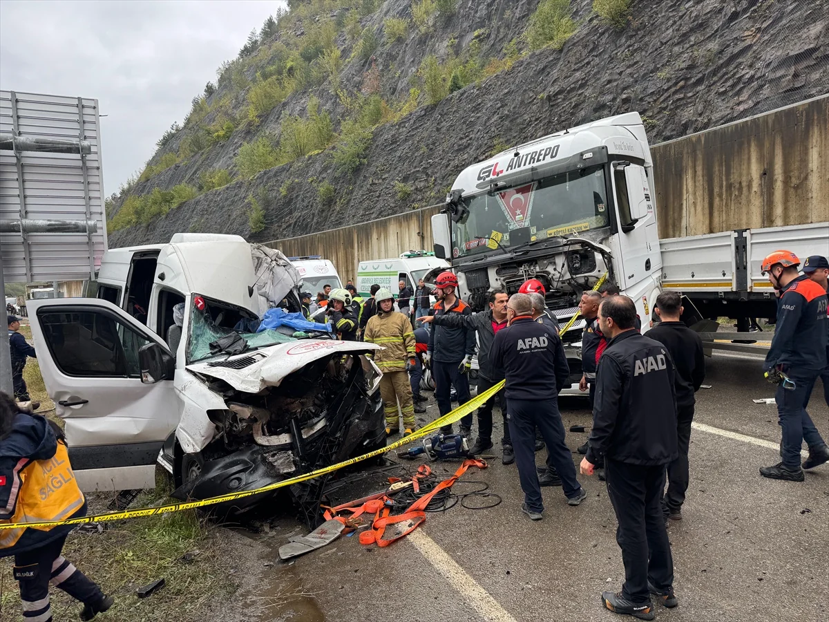 Karabük'ten Bartın'a yolcu taşıyan minibüs tırla çarpıştı, 1 ölü 11 yaralı