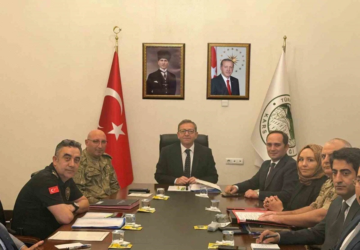 Kars Valisi Ziya Polat başkanlığındaki toplantıda okul ve sınır güvenliği ele alındı