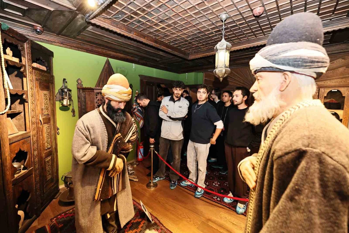 Manisa GSB yurtlarındaki yeni üniversiteliler şehir turuyla tarihi mekanları gezdi