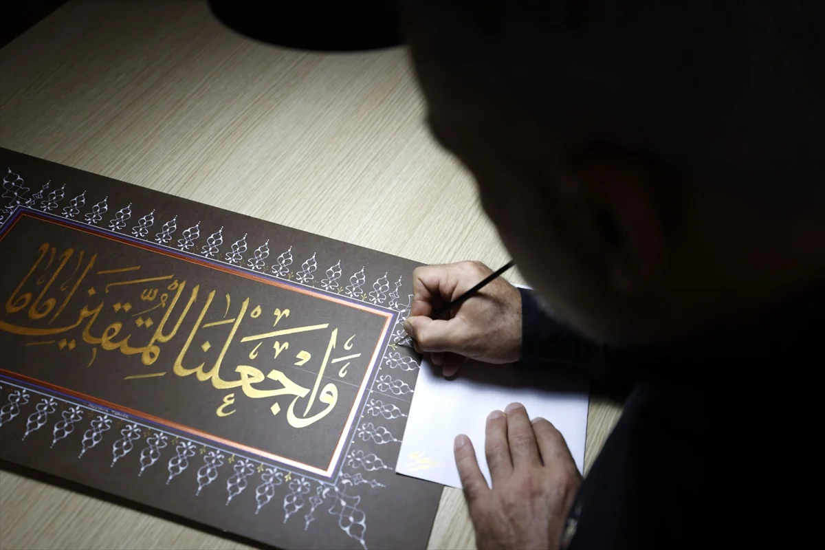 Öğrencilik döneminde ilgi duyduğu motifleri çeyrek asırdır nakşediyor