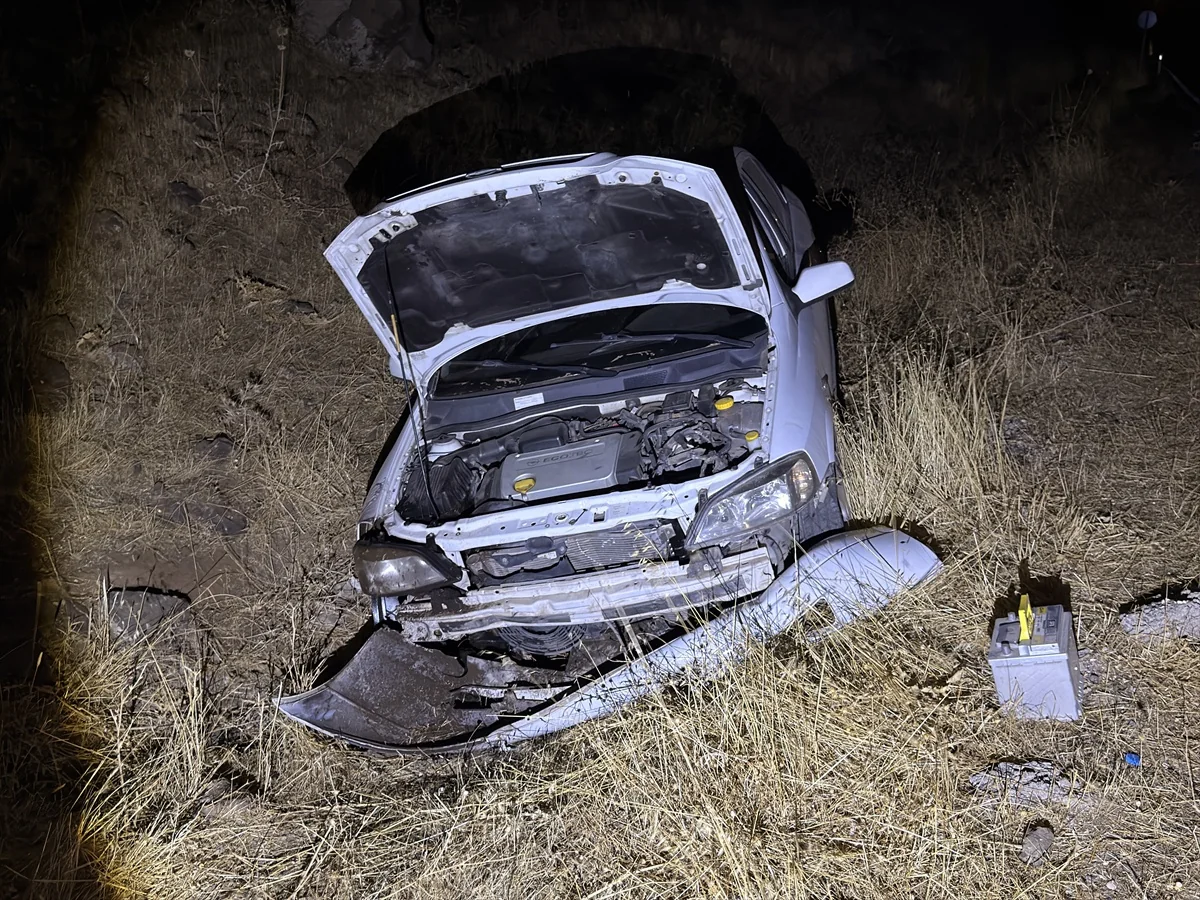 Şanlıurfa Siverek'te şarampole devrilen otomobilde 1'i çocuk 3 kişi yaralandı