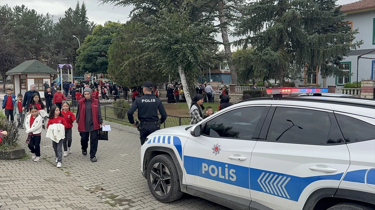 Taşköprü'de emniyet ekipleri, okul giriş çıkışlarında güvenlik önlemi alıyor