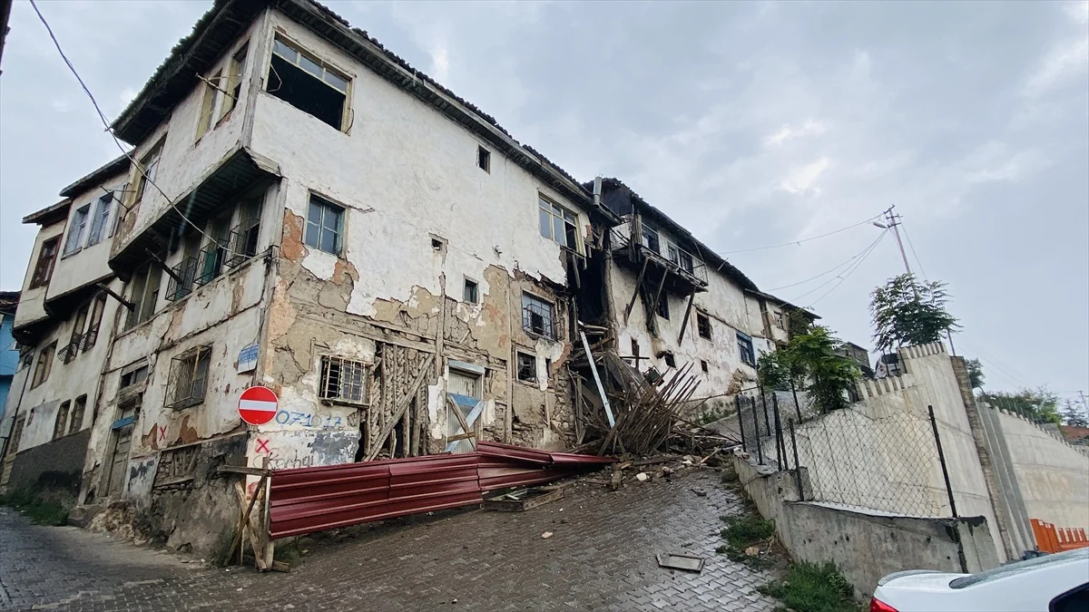 Tokat'ta metruk evin bir bölümü yağış nedeniyle çöktü, sokak trafiğe kapandı