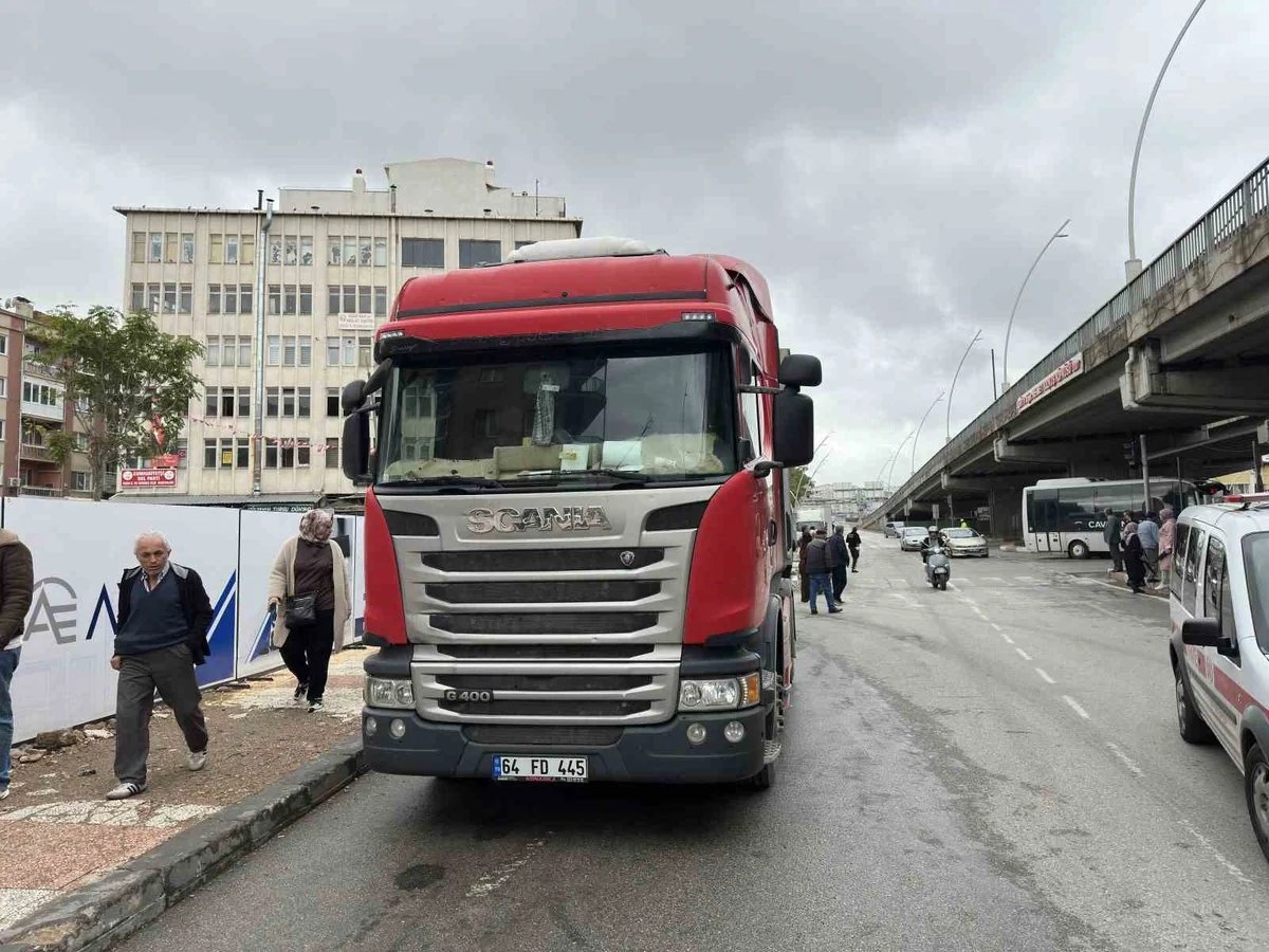Uşak'ta 74 yaşındaki yaya tırın çarpmasıyla ağır yaralandı, sürücü gözaltına alındı
