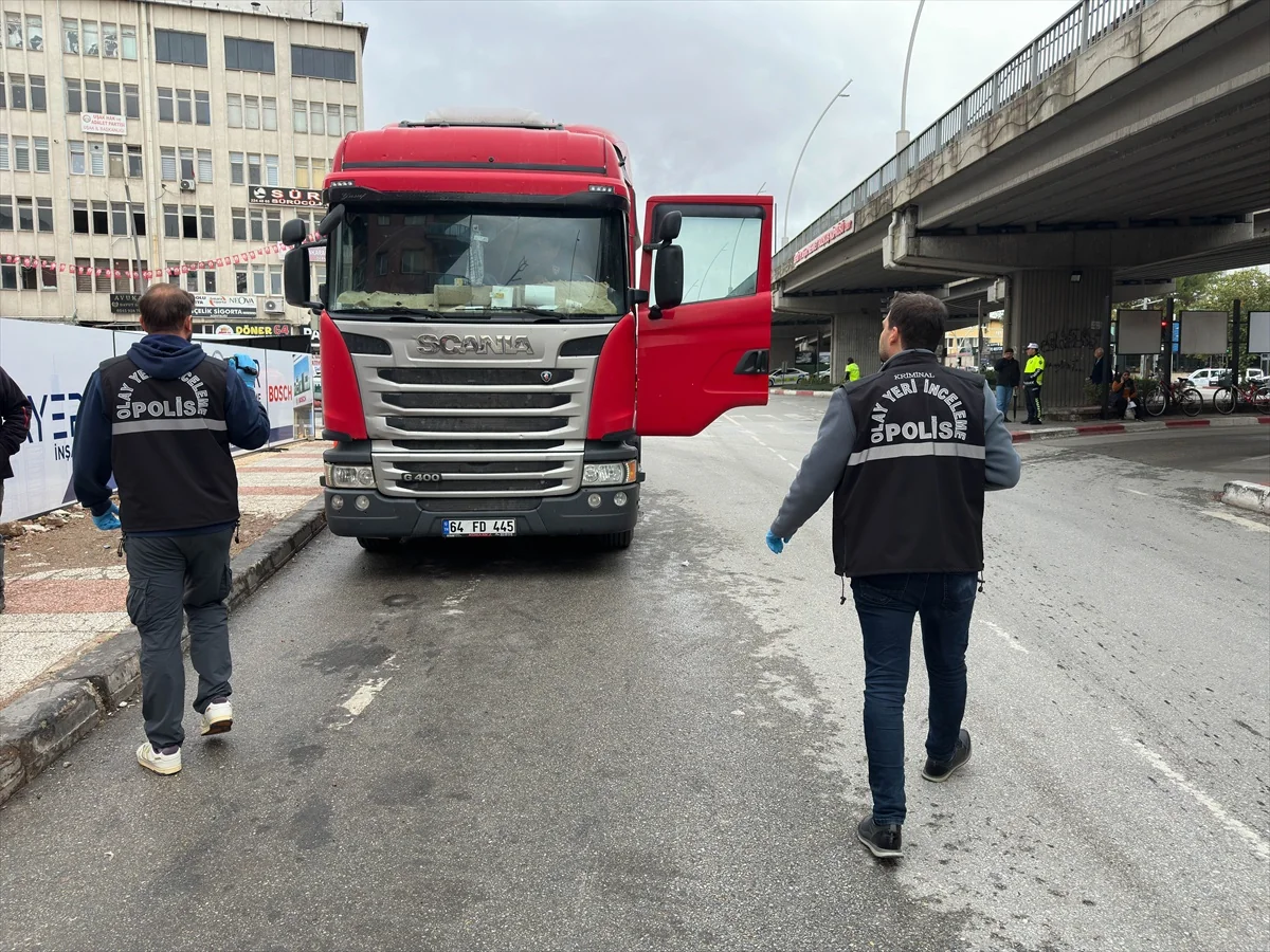 Uşak'ta yayaya çarpan tırın sürücüsü gözaltına alındı, yaya ağır yaralandı