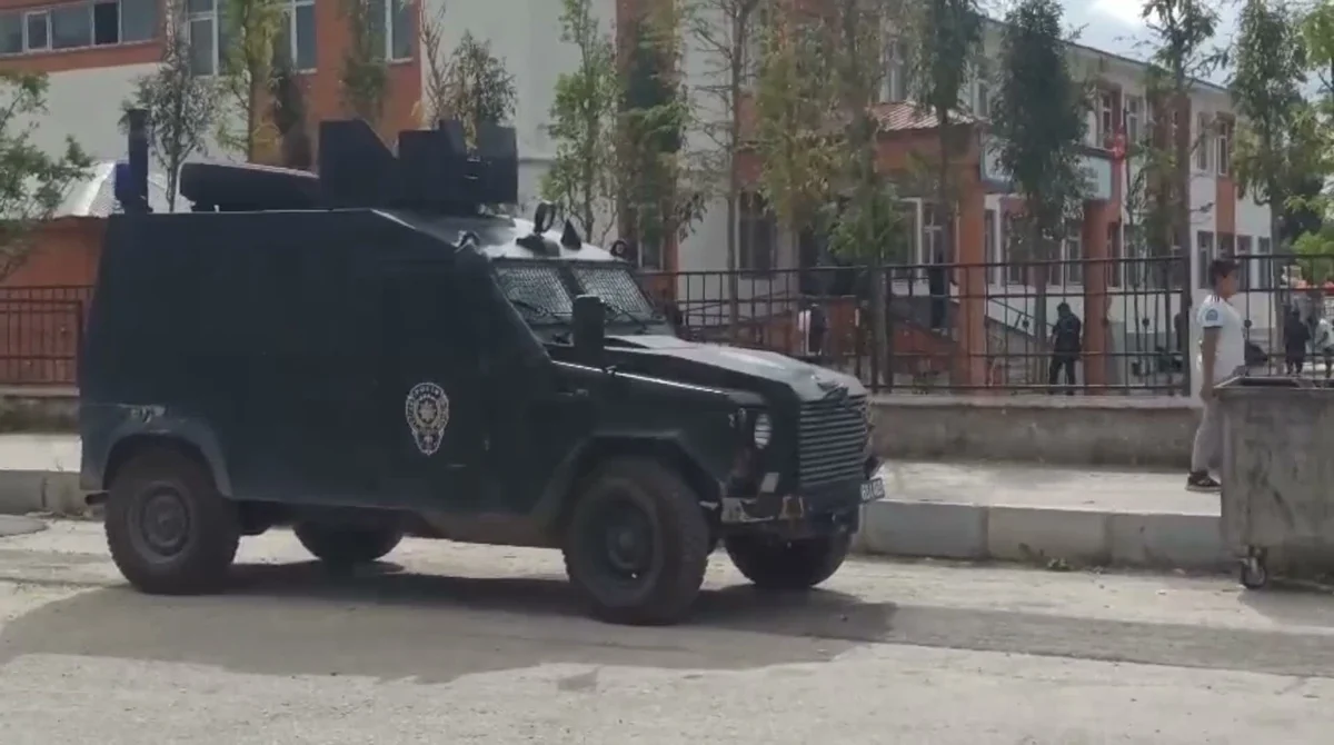 Van Tuşba'da okula pompalı tüfek getiren öğrencinin silahı öğretmenlerce alındı