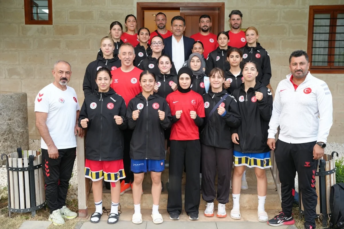 17 ve 19 Yaş Altı Boks Milli Takımı, şampiyonalar için Adana'da kampa girdi
