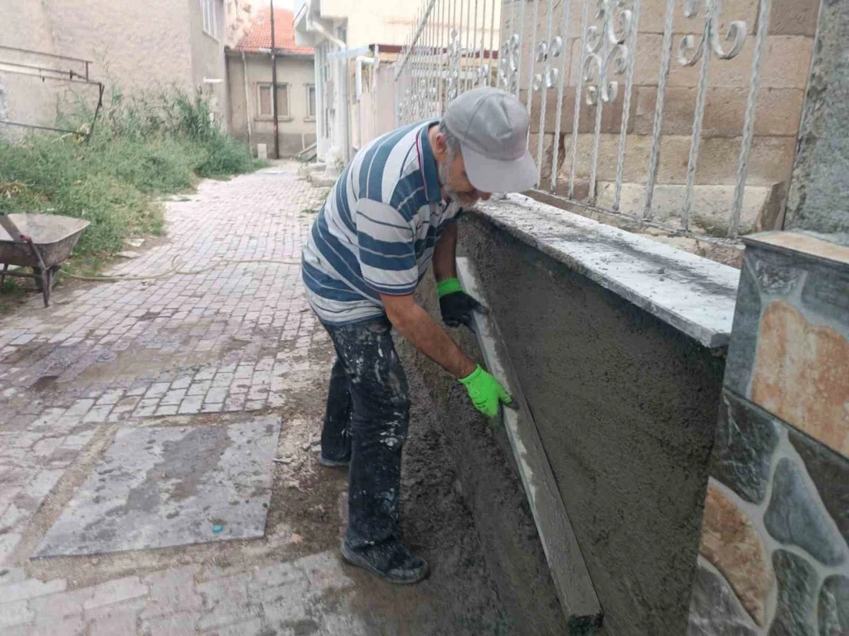Afyonkarahisar Bolvadin'de cami imamı, Hacı Mahmut Camii'nin tadilatını kendi yaptı