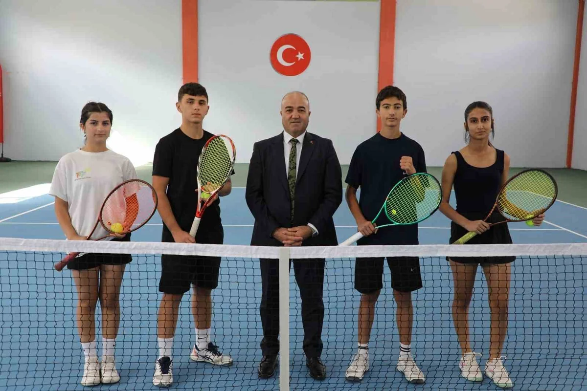 Ağrı'da 66 sporcunun mücadele ettiği Doğu Anadolu tenis turnuvası başladı