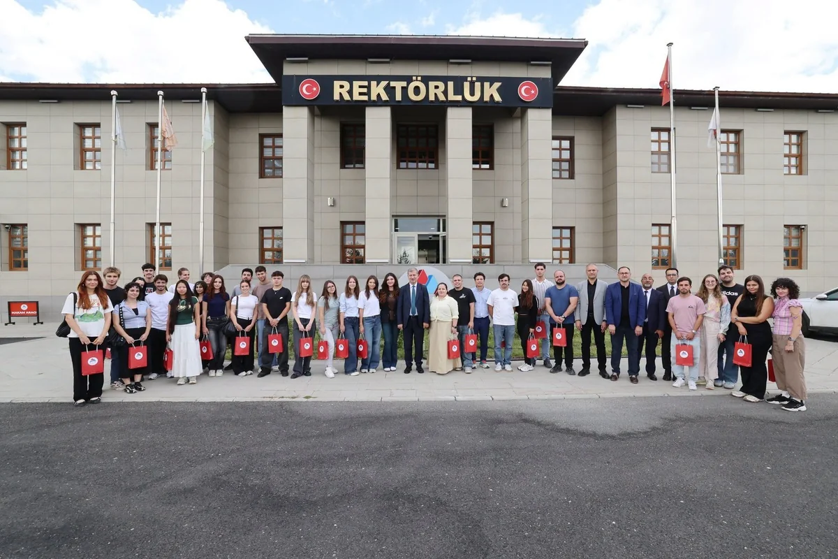 AİÇÜ'de Kültür Muhafızları projesinde farklı ülkelerden öğrenciler Rektörle buluştu