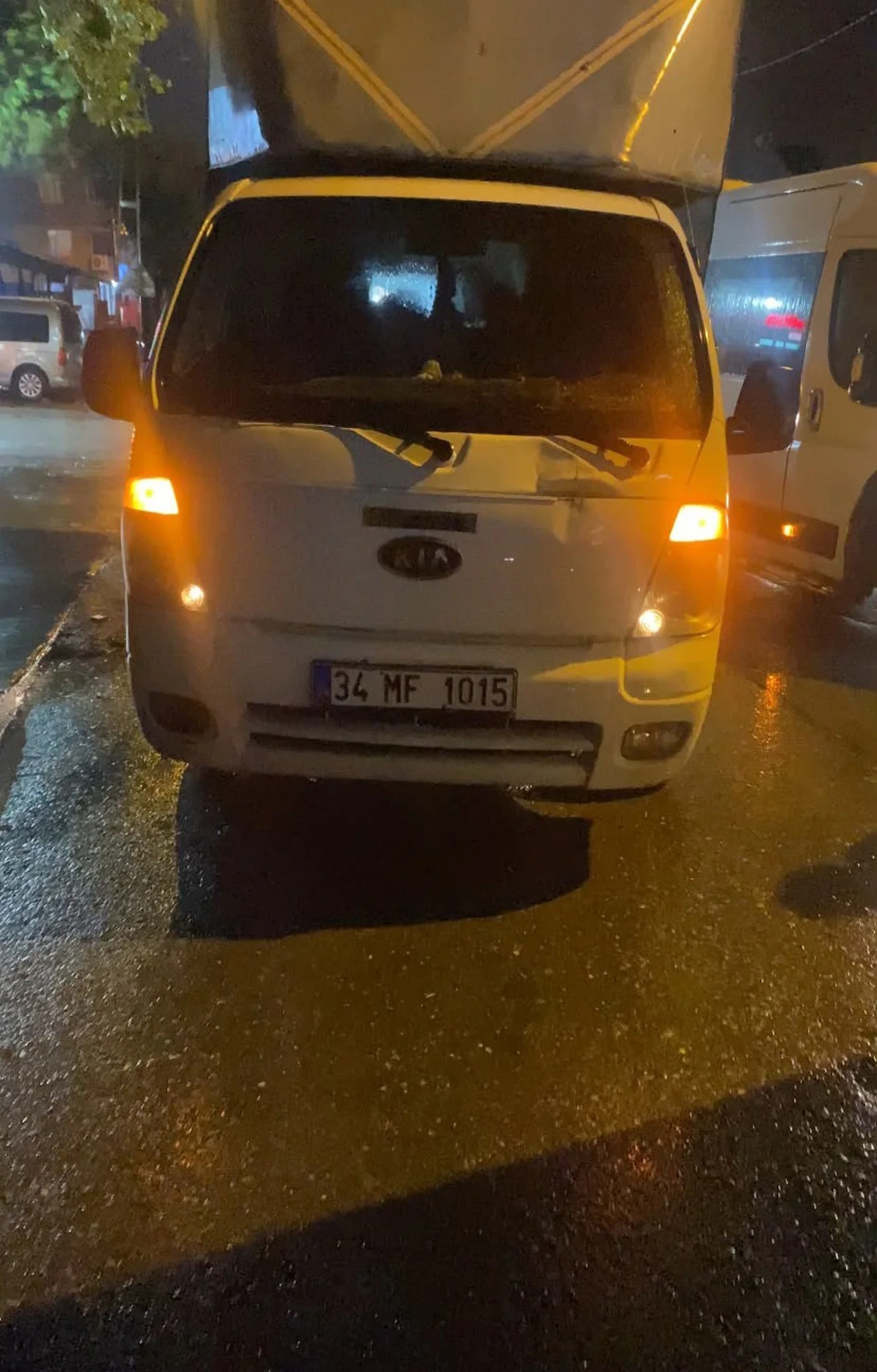 Başakşehir'de kamyonet sürücüsü İETT otobüsünün önünü dakikalarca kapattı